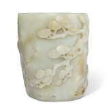 A WHITE AND RUSSET JADE 'PINE' BRUSH POT - Foto 2