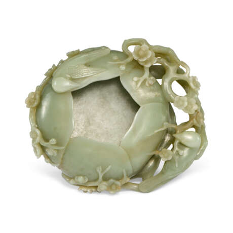 A LARGE CELADON JADE 'BIRD AND PRUNUS' WASHER - Foto 6