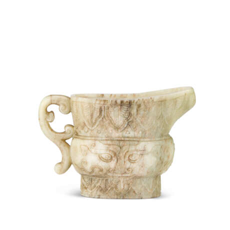 A PARCEL-MOTTLED PALE CELADON JADE 'ARCHAISTIC' EWER - Foto 2