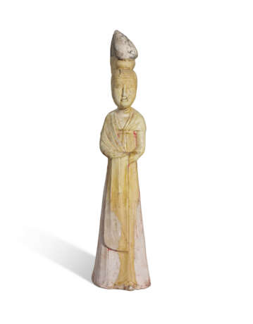 A STRAW-GLAZED POTTERY FIGURE OF A COURT LADY - photo 1