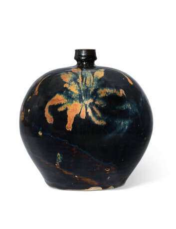 A CIZHOU-TYPE BROWN-PAINTED BLACK-GLAZED OVOID BOTTLE - Foto 1