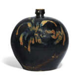 A CIZHOU-TYPE BROWN-PAINTED BLACK-GLAZED OVOID BOTTLE - Foto 2