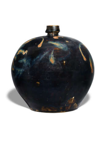 A CIZHOU-TYPE BROWN-PAINTED BLACK-GLAZED OVOID BOTTLE - Foto 3