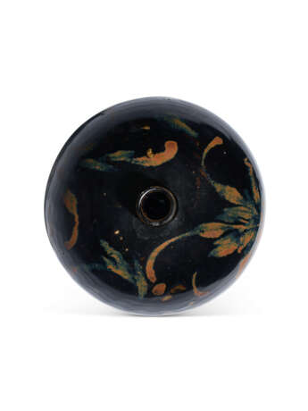 A CIZHOU-TYPE BROWN-PAINTED BLACK-GLAZED OVOID BOTTLE - Foto 5