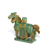 A GREEN AND YELLOW-GLAZED CHIMAERA-FORM CANDLE-HOLDER - Foto 3