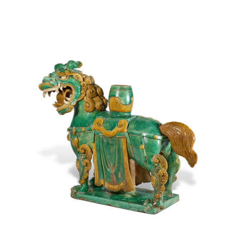 A GREEN AND YELLOW-GLAZED CHIMAERA-FORM CANDLE-HOLDER - Foto 3