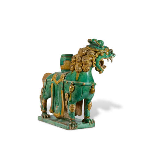 A GREEN AND YELLOW-GLAZED CHIMAERA-FORM CANDLE-HOLDER - Foto 4