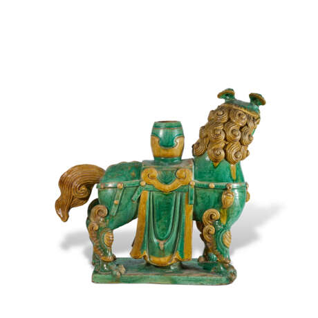 A GREEN AND YELLOW-GLAZED CHIMAERA-FORM CANDLE-HOLDER - Foto 5