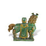 A GREEN AND YELLOW-GLAZED CHIMAERA-FORM CANDLE-HOLDER - Foto 5