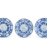 THREE BLUE AND WHITE 'HARE' DISHES - Foto 1