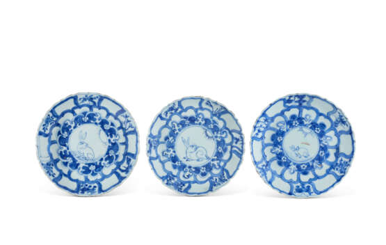 THREE BLUE AND WHITE 'HARE' DISHES - Foto 1