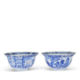 TWO BLUE AND WHITE 'FIGURAL' BOWLS - Foto 2