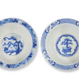 TWO BLUE AND WHITE 'FIGURAL' BOWLS - Foto 4