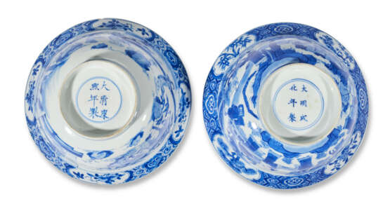 TWO BLUE AND WHITE 'FIGURAL' BOWLS - Foto 5