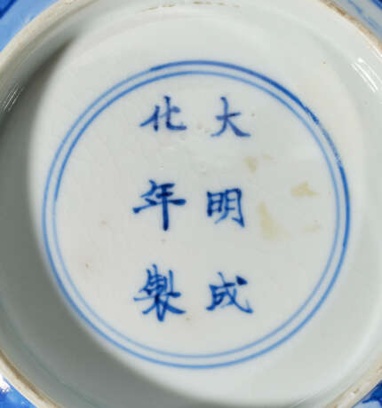 TWO BLUE AND WHITE 'FIGURAL' BOWLS - Foto 7