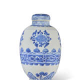 A BLUE AND WHITE OVOID JAR AND COVER - Foto 1