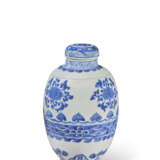 A BLUE AND WHITE OVOID JAR AND COVER - Foto 2