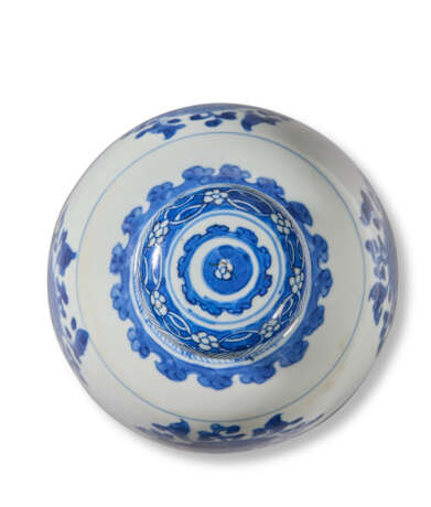 A BLUE AND WHITE OVOID JAR AND COVER - Foto 3