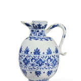 A BLUE AND WHITE OVOID EWER - Foto 1