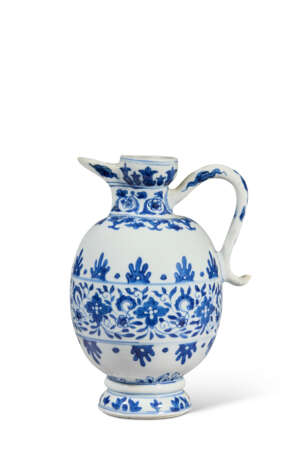 A BLUE AND WHITE OVOID EWER - Foto 1