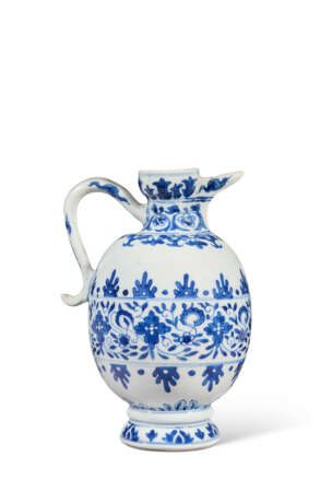 A BLUE AND WHITE OVOID EWER - Foto 4