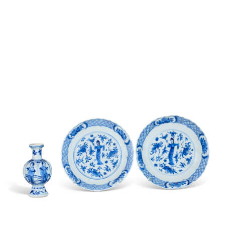 A PAIR OF BLUE AND WHITE DISHES AND A SMALL BLUE AND WHITE VASE - Foto 1