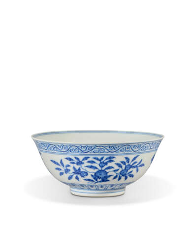 A MING-STYLE BLUE AND WHITE BOWL - Foto 1