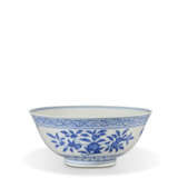 A MING-STYLE BLUE AND WHITE BOWL - Foto 1