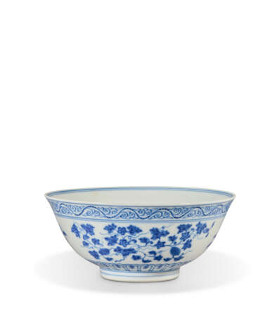 A MING-STYLE BLUE AND WHITE BOWL - Foto 2