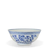 A MING-STYLE BLUE AND WHITE BOWL - Foto 2