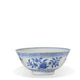 A MING-STYLE BLUE AND WHITE BOWL - Foto 3