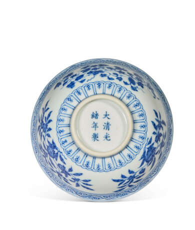 A MING-STYLE BLUE AND WHITE BOWL - Foto 5