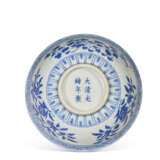 A MING-STYLE BLUE AND WHITE BOWL - Foto 5