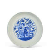 A BLUE AND WHITE 'THREE FRIENDS OF WINTER' DISH - Foto 1