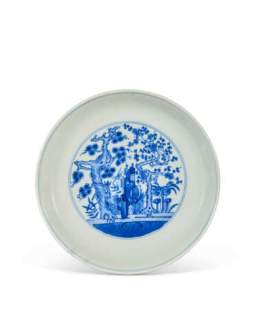 A BLUE AND WHITE 'THREE FRIENDS OF WINTER' DISH - Foto 1