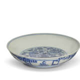 A BLUE AND WHITE 'THREE FRIENDS OF WINTER' DISH - Foto 2