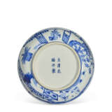 A BLUE AND WHITE 'THREE FRIENDS OF WINTER' DISH - Foto 3