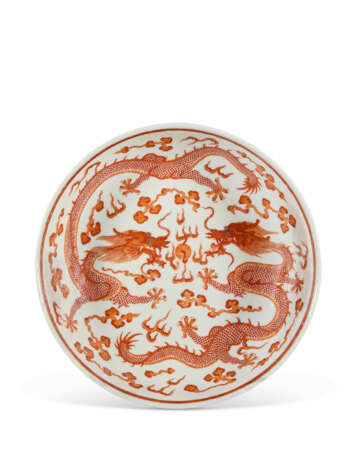 AN IRON-RED-DECORATED 'DRAGON' DISH - Foto 1