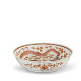 AN IRON-RED-DECORATED 'DRAGON' DISH - Foto 2