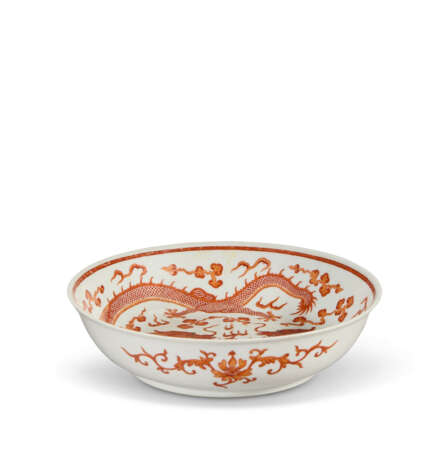 AN IRON-RED-DECORATED 'DRAGON' DISH - Foto 2