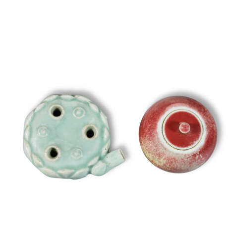 A CELADON-GLAZED WATER-DROPPER AND A SMALL 'PEACH BLOOM'-GLAZED GLOBULAR POT AND COVER - photo 3