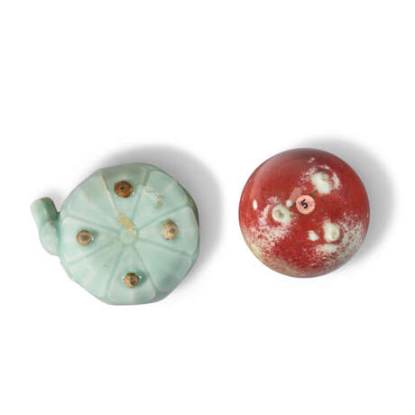 A CELADON-GLAZED WATER-DROPPER AND A SMALL 'PEACH BLOOM'-GLAZED GLOBULAR POT AND COVER - photo 4