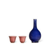 A PAIR OF RED-GLAZED CUPS AND A SMALL BLUE-GLAZED BOTTLE VASE - Foto 1