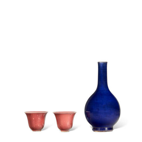 A PAIR OF RED-GLAZED CUPS AND A SMALL BLUE-GLAZED BOTTLE VASE - Foto 2