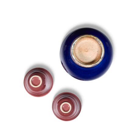 A PAIR OF RED-GLAZED CUPS AND A SMALL BLUE-GLAZED BOTTLE VASE - Foto 4