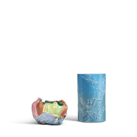 A BLUE-GLAZED 'PRUNUS' BRUSH POT AND A FAMILLE ROSE 'BATS' WASHER - Foto 1