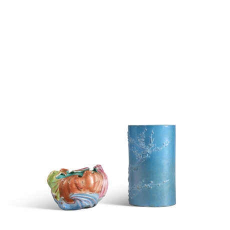 A BLUE-GLAZED 'PRUNUS' BRUSH POT AND A FAMILLE ROSE 'BATS' WASHER - Foto 2