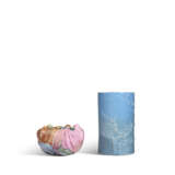 A BLUE-GLAZED 'PRUNUS' BRUSH POT AND A FAMILLE ROSE 'BATS' WASHER - Foto 3