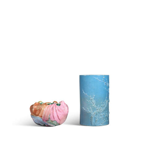 A BLUE-GLAZED 'PRUNUS' BRUSH POT AND A FAMILLE ROSE 'BATS' WASHER - Foto 3