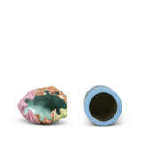 A BLUE-GLAZED 'PRUNUS' BRUSH POT AND A FAMILLE ROSE 'BATS' WASHER - Foto 4